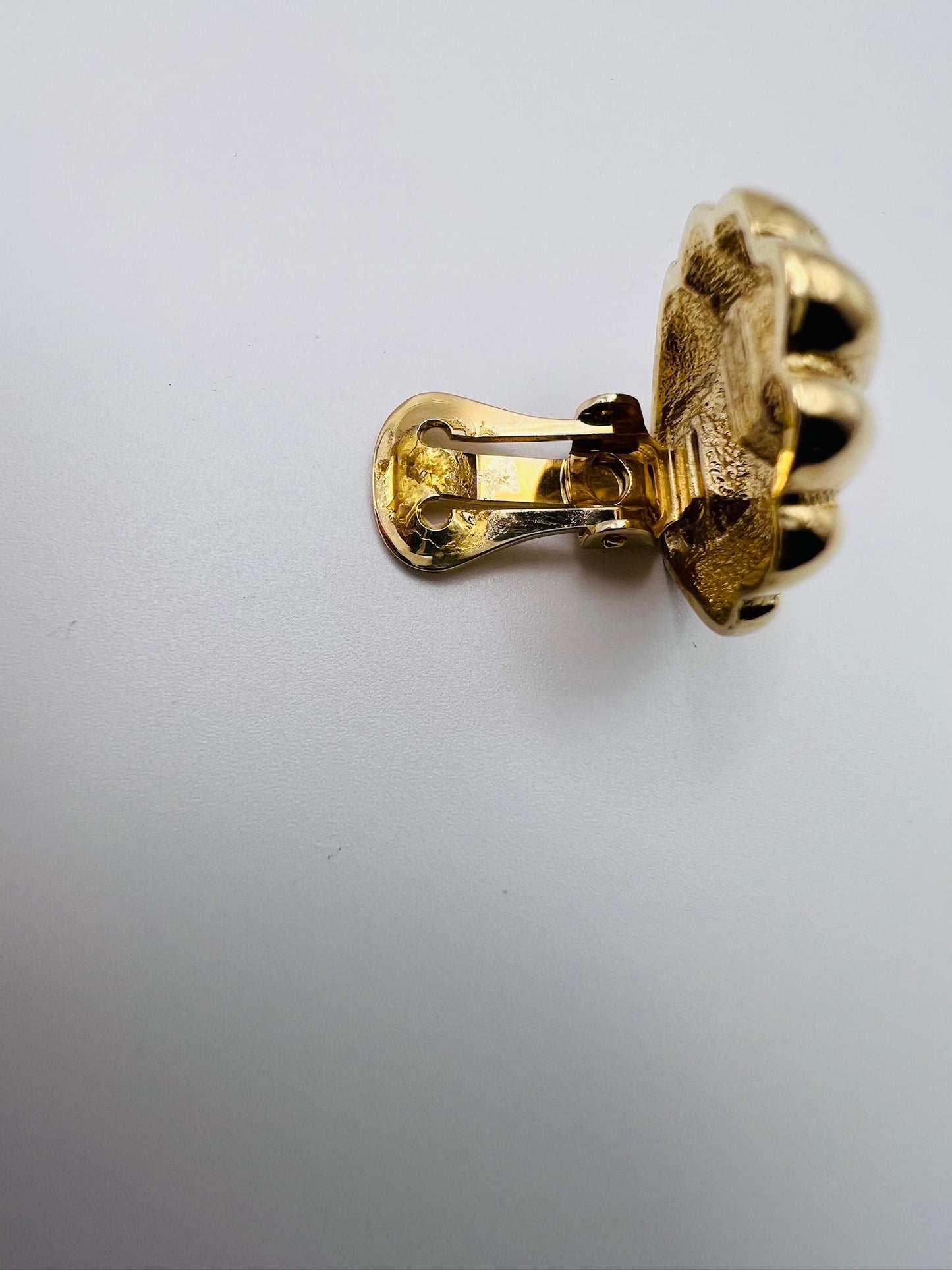 Vintage Gold Tone Shell Earrings Clip On Studs